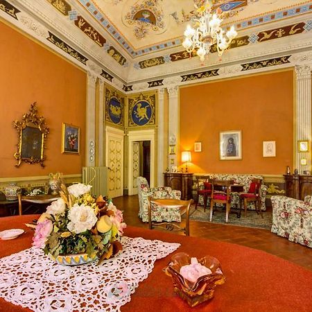 הוילה וולטרה Residenza Storica Palazzo Ricciarelli מראה חיצוני תמונה