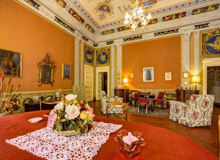 הוילה וולטרה Residenza Storica Palazzo Ricciarelli מראה חיצוני תמונה