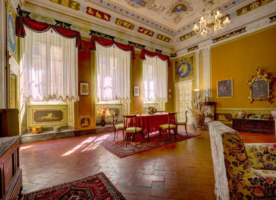הוילה וולטרה Residenza Storica Palazzo Ricciarelli מראה חיצוני תמונה
