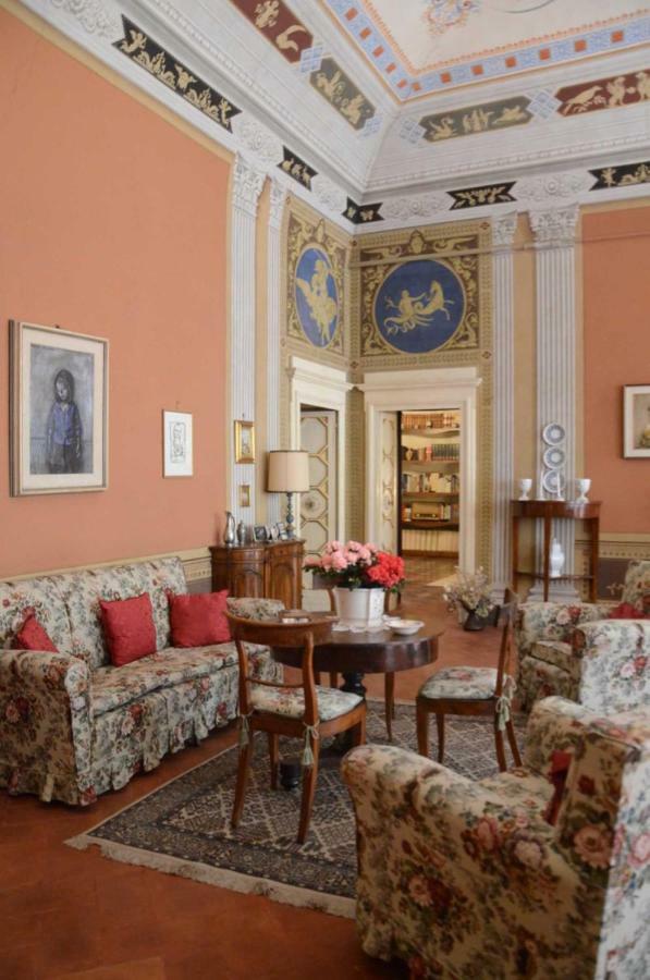 הוילה וולטרה Residenza Storica Palazzo Ricciarelli מראה חיצוני תמונה