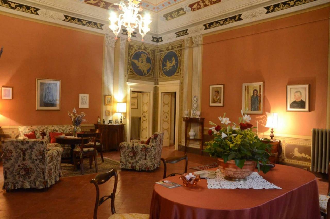 הוילה וולטרה Residenza Storica Palazzo Ricciarelli מראה חיצוני תמונה